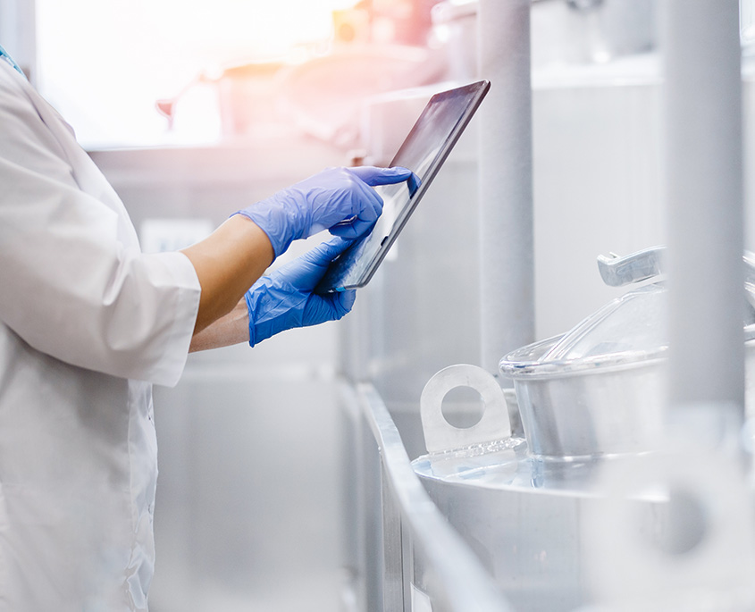 Krupni plan liječnika koji koristi tabletu