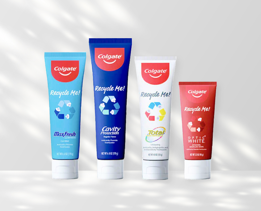 Mlada žena pere zube