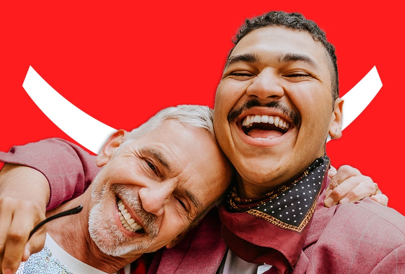 par se zabavlja i pokazuje osmijehe