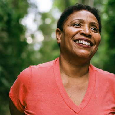 Starija žena koja se smije