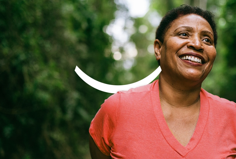 Starija žena koja se smije