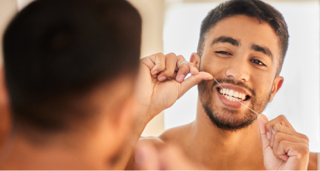 muškarac koji koristi zubni konac