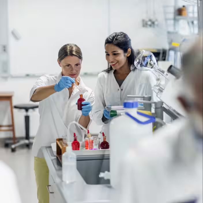 ljudi u laboratoriju