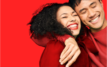 Žena i dijete smiju se na toboganu